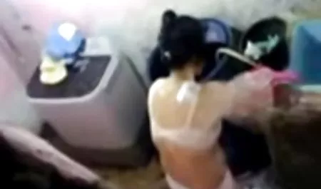 뜨거운 매혹적인 젊은이에서 샌드위치,검은색 및 포르노 비디오와 성숙한 여성 흰색